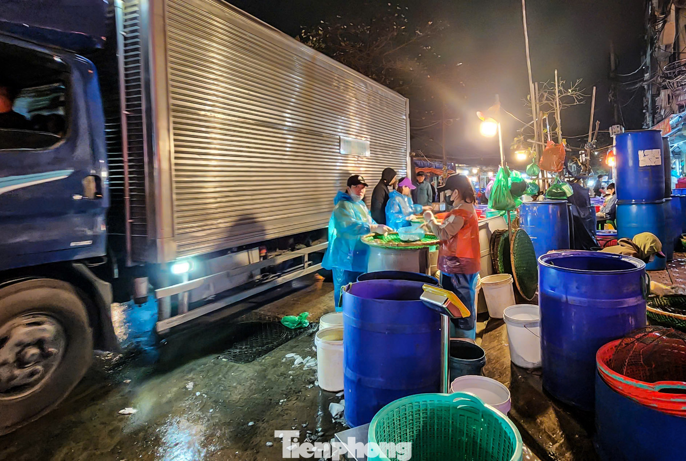 Tiếng xe chở hàng, tiếng trao đổi mua bán hòa lẫn vào màn sương đêm, tạo nên nhịp sống rộn ràng đặc trưng của chợ đêm, nơi mưu sinh không ngơi nghỉ dù trời rét buốt.