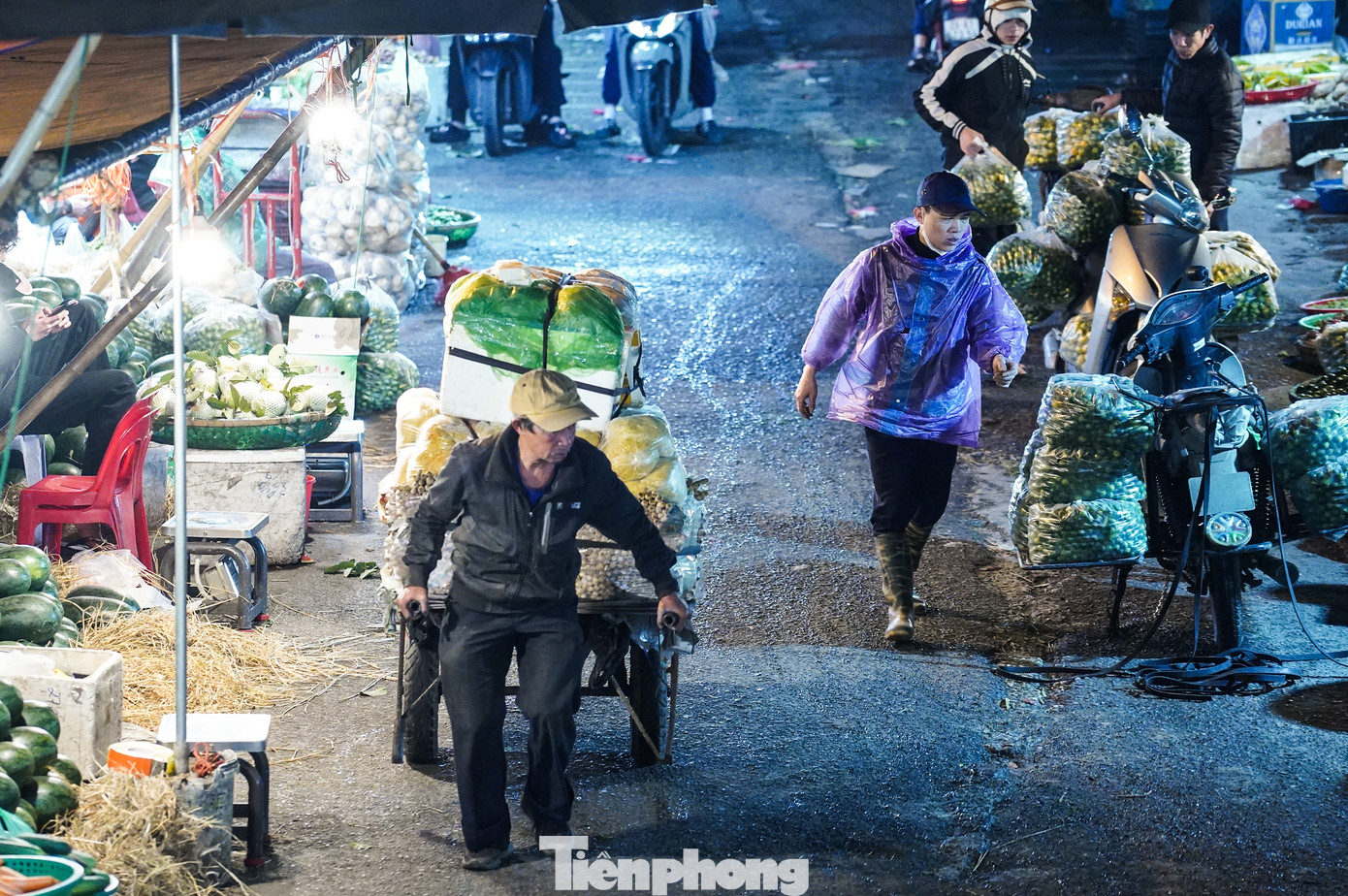 0h sáng, chợ Long Biên vẫn rực sáng ánh đèn. Giữa cái lạnh buốt giá, các tiểu thương hối hả sắp xếp hàng hóa, những phu xe tất bật kéo từng chuyến hàng nặng trĩu sau lưng.
