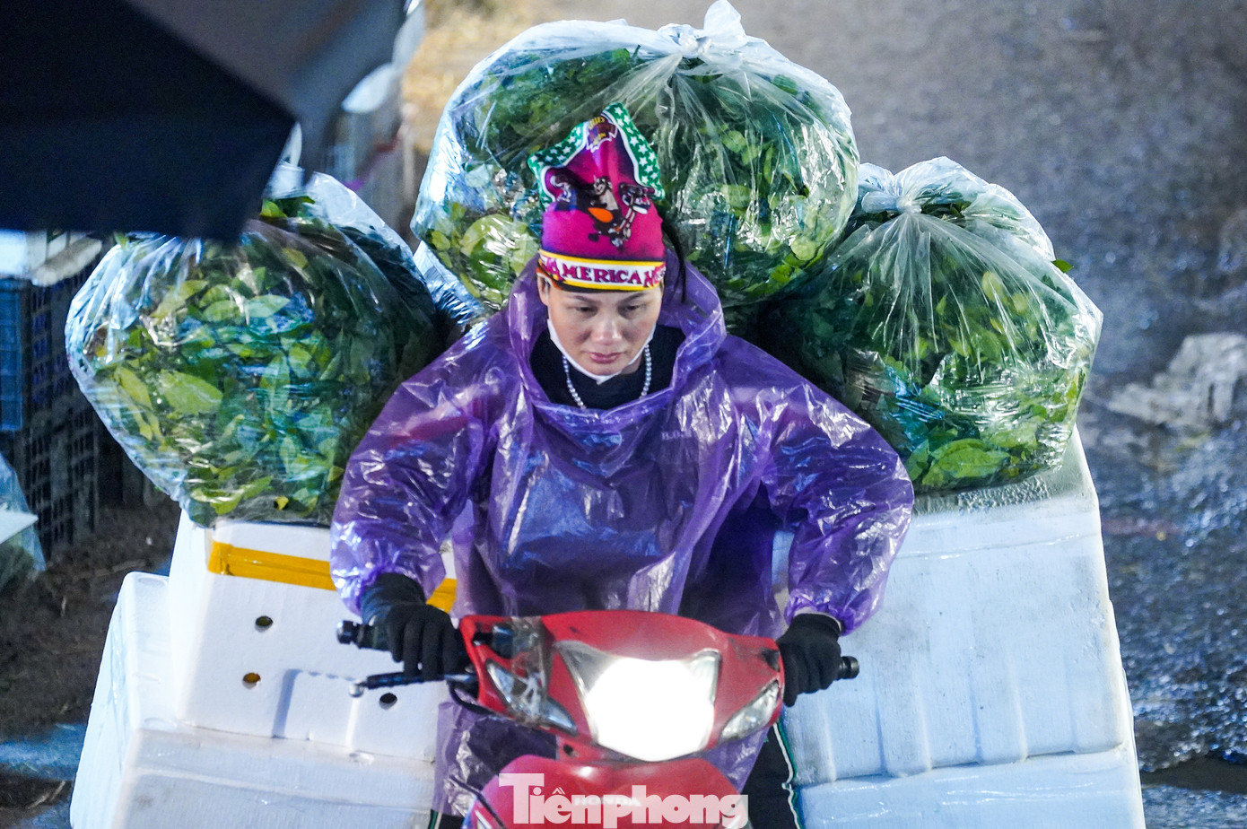 Giữa cái lạnh thấu xương, những người lao động gồng mình mưu sinh, khoác lên mình áo mưa, đeo găng tay, trùm kín đầu... cố giữ ấm để tiếp tục công việc xuyên đêm.