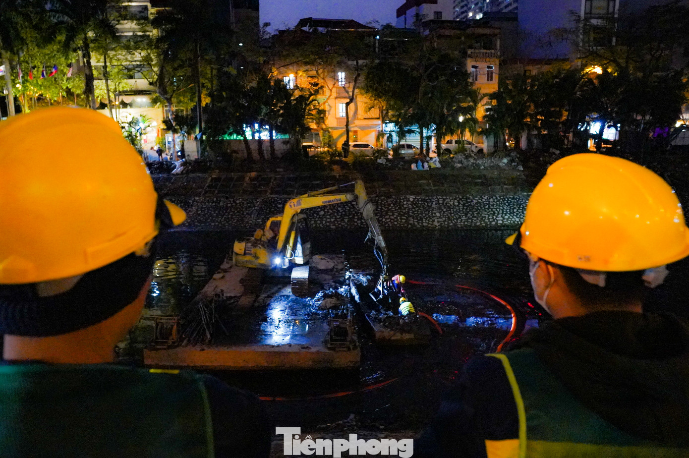 Làm việc ca đêm gặp nhiều khó khăn hơn do trời tối, tầm nhìn hạn chế, cộng thêm thời tiết giá rét càng khiến việc thi công trở nên khó khăn hơn.