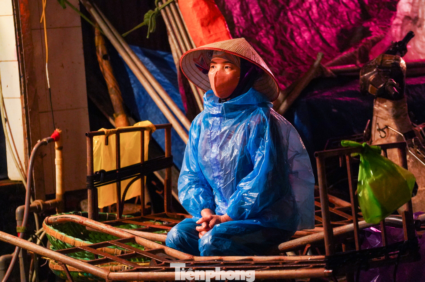 Sau nhiều giờ làm việc không ngơi tay, cô Lê Thu Hà – khoác chiếc áo mưa xanh, dáng người nhỏ bé co ro ngồi nép mình ở một góc chợ Long Biên để tranh thủ nghỉ ngơi. &quot;Tôi làm việc từ đêm đến sáng, ngày nào cũng vậy. Nhưng những ngày rét đậm thế này thì vất vả hơn nhiều. Lạnh cắt da cắt thịt, tay chân tê cóng, nhưng vẫn phải cố mà bám trụ để kiếm sống&quot;.