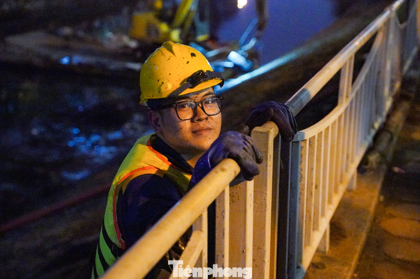 Anh Hùng, gương mặt lấm lem bùn đất sau một ca làm việc. &quot;Ca đêm tôi bắt đầu từ 20h tối đến khoảng 4 - 5h sáng, tùy vào khối lượng công việc. Mỗi người một nhiệm vụ, công việc này cũng phụ thuộc khá nhiều vào thời tiết&quot;.