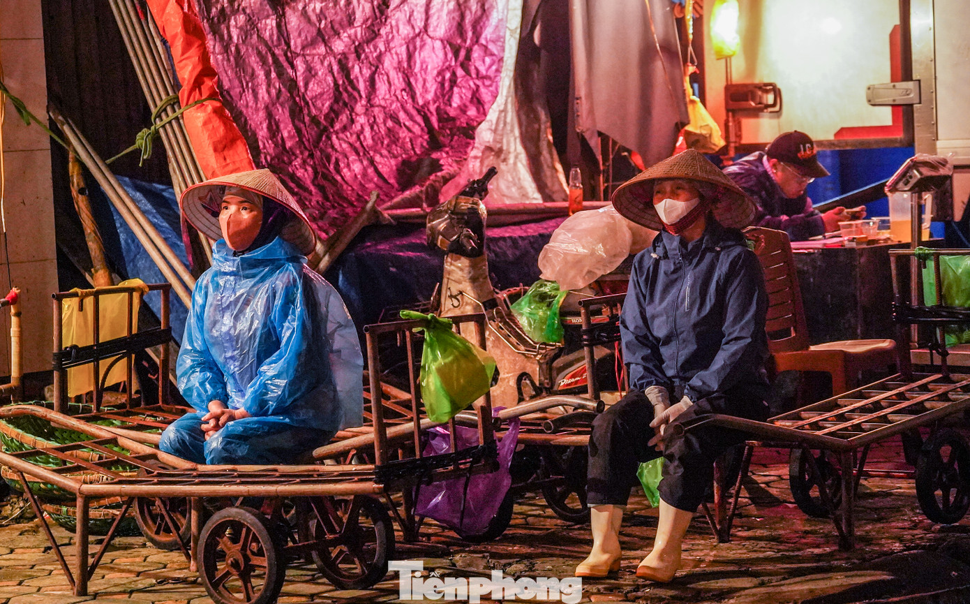 Sau nhiều giờ làm việc không ngơi tay, cô Lê Thu Hà – khoác chiếc áo mưa xanh, dáng người nhỏ bé co ro ngồi nép mình ở một góc chợ Long Biên để tranh thủ nghỉ ngơi. &quot;Tôi làm việc từ đêm đến sáng, ngày nào cũng vậy. Nhưng những ngày rét đậm thế này thì vất vả hơn nhiều. Lạnh cắt da cắt thịt, tay chân tê cóng, nhưng vẫn phải cố mà bám trụ để kiếm sống&quot;.