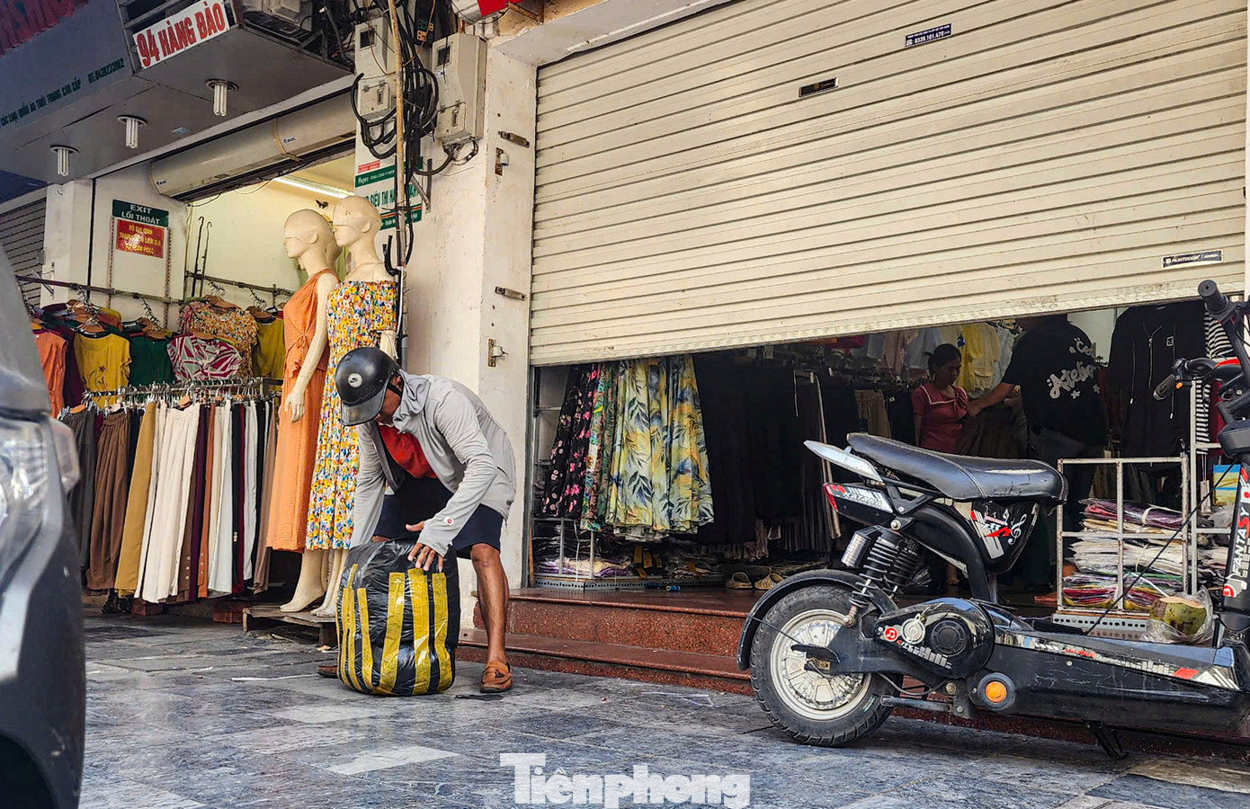 Shipper nhận hàng qua khe cửa nhỏ, mọi giao dịch diễn ra nhanh chóng. Shipper nhận hàng qua khe cửa nhỏ, mọi giao dịch diễn ra nhanh chóng.