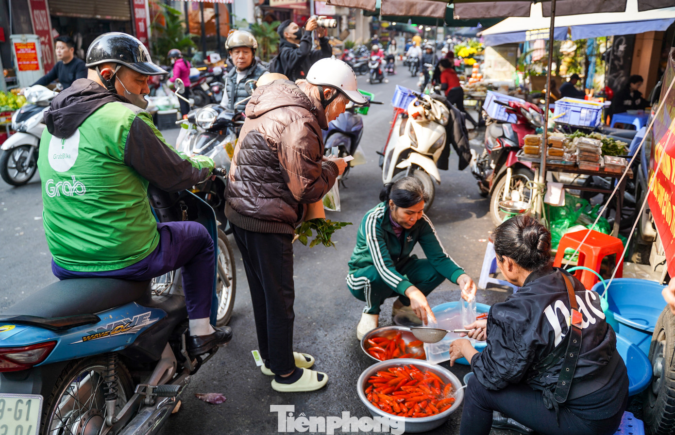 Cá chép đỏ không thể thiếu trong phong tục cúng ông Công, ông Táo. Giá cá chép đỏ với đủ loại kích cỡ, được bán với mức giá 50.000 - 70.000 đồng/3 con.