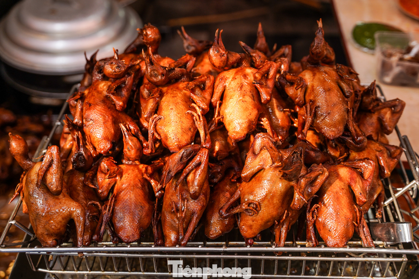 Các loại xôi cúng như xôi gấc, xôi đỗ từ 30.000 - 50.000 đồng/đĩa; chim quay khoảng 100.000 đồng/con.