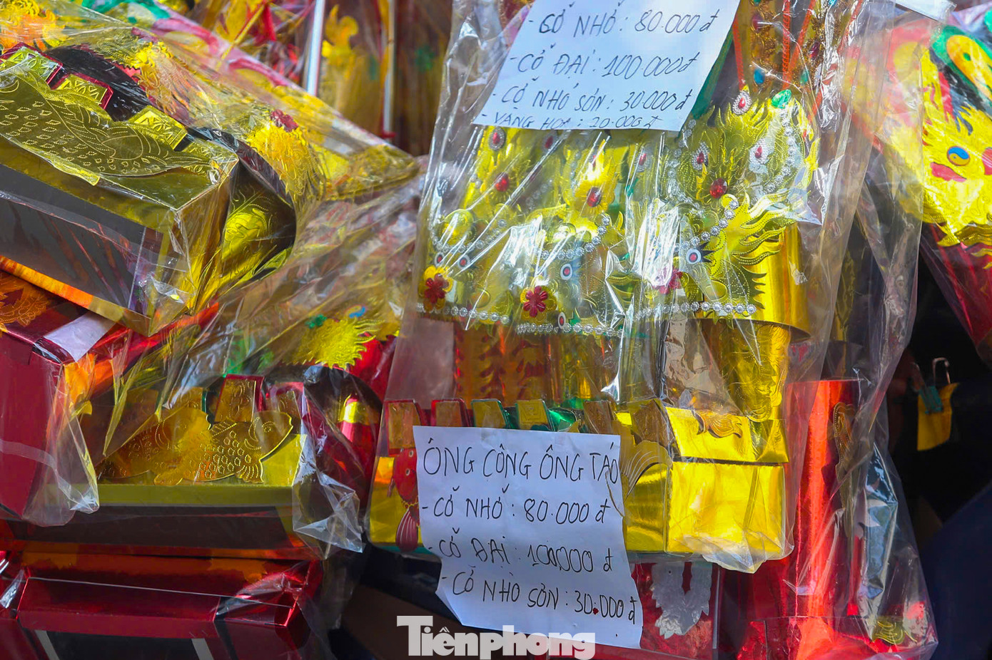 Một bộ vàng mã Táo quân gồm mũ, áo, bản tấu... giá từ 30.000 - 100.000 đồng/bộ.