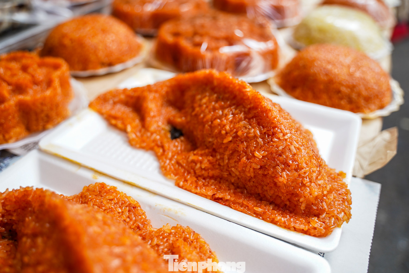 Xôi gấc được người bán tạo hình cá chép có giá 25.000 đồng/đĩa.