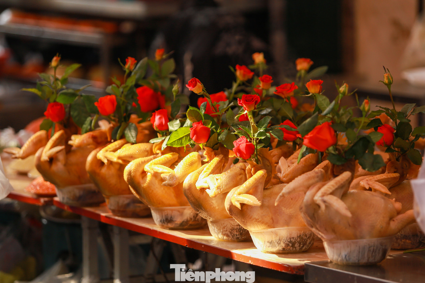 Gà ngậm hoa hồng được bày bán tại chợ Hàng Bè (quận Hoàn Kiếm) dù đắt đỏ nhưng vẫn hút khách, giá dao động 400.000 - 500.000 đồng/con (khoảng 1-1,2kg).