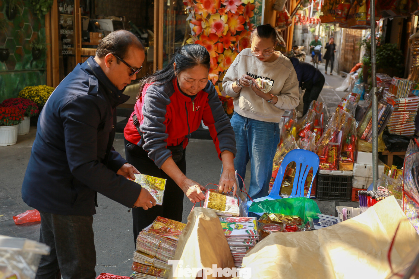 Năm nay, ngày cúng ông Công, ông Táo rơi vào ngày thường nên người dân ai nấy cũng tất bật đi sắm lễ từ sớm.