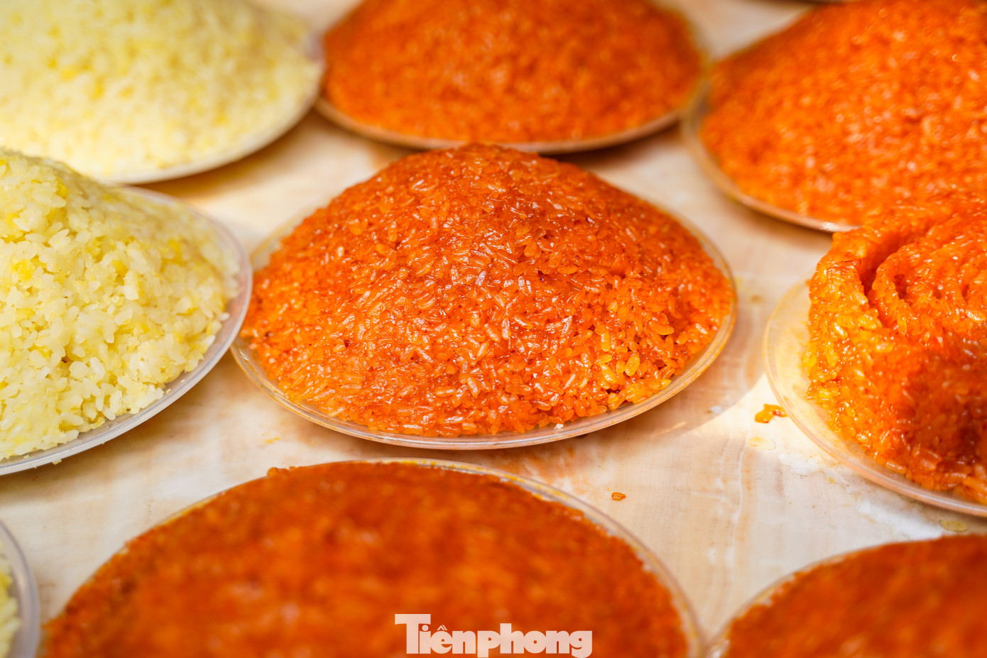 Các loại xôi cúng như xôi gấc, xôi đỗ từ 30.000 - 50.000 đồng/đĩa; chim quay khoảng 100.000 đồng/con.