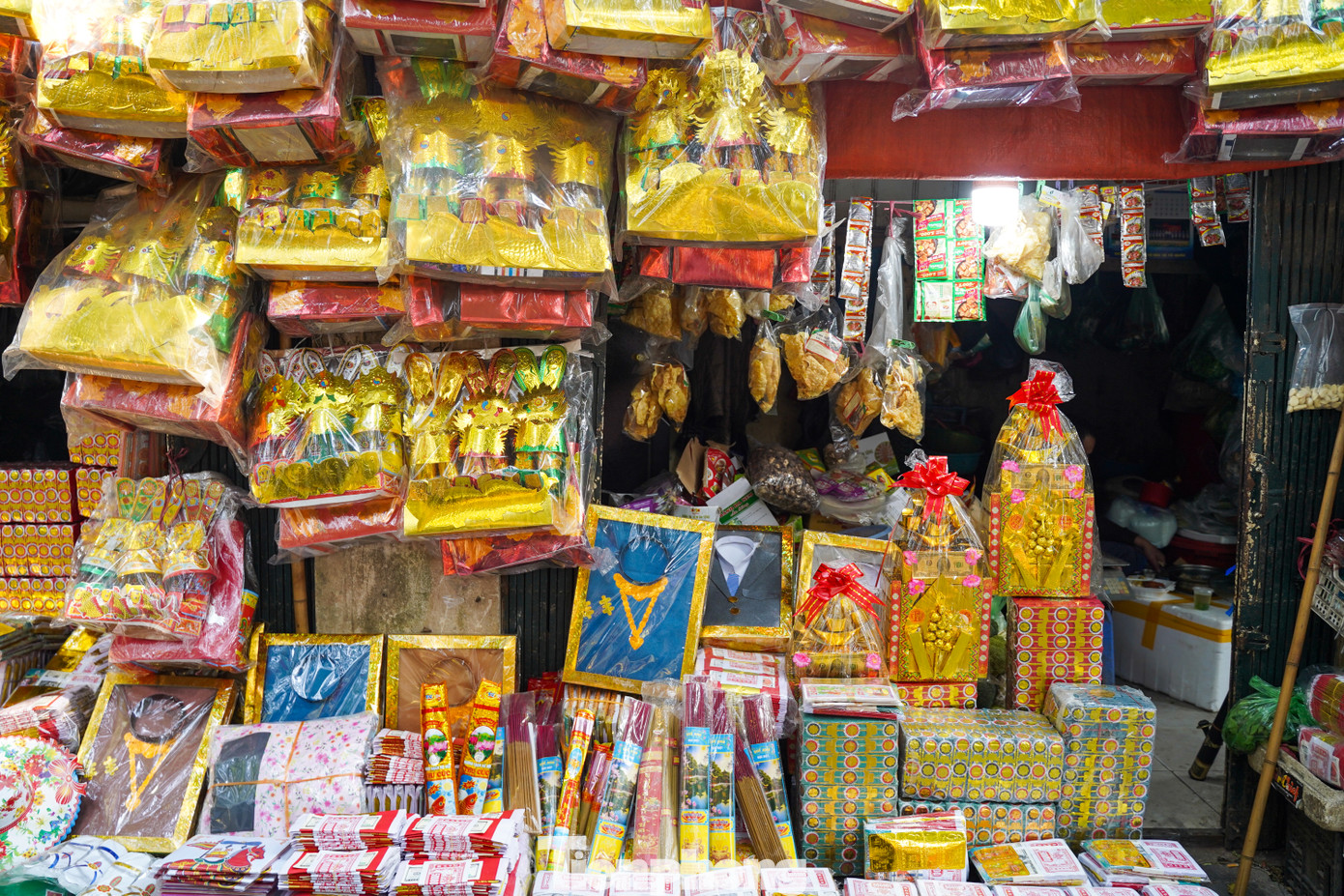 Một bộ vàng mã Táo quân gồm mũ, áo, bản tấu... giá từ 30.000 - 100.000 đồng/bộ.