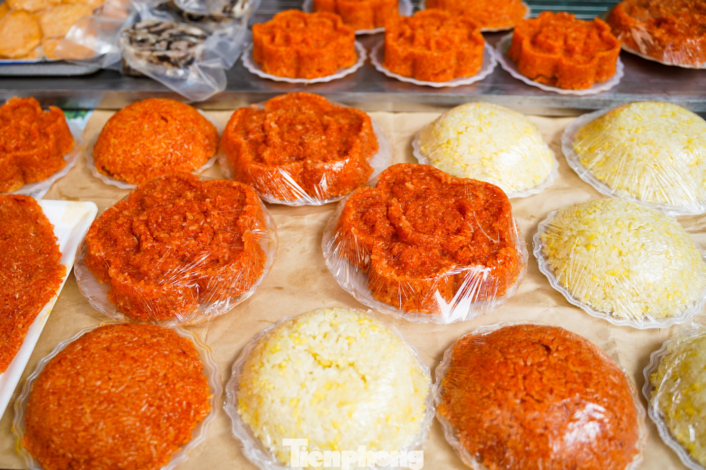 Các loại xôi cúng như xôi gấc, xôi đỗ từ 30.000 - 50.000 đồng/đĩa; chim quay khoảng 100.000 đồng/con.