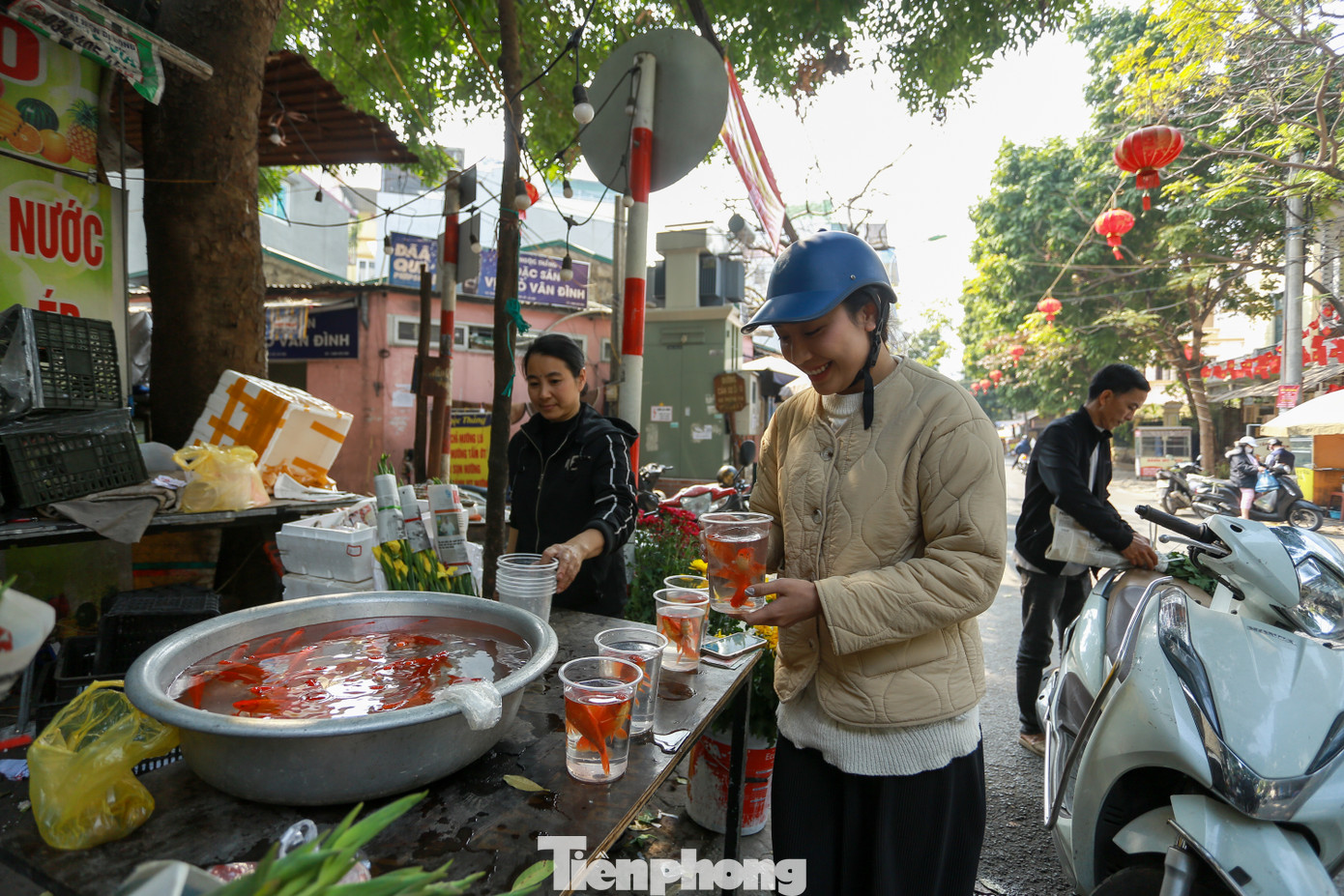 "Tôi mua cá để thả luôn chiều nay, tranh thủ thắp hương sớm. Năm nay, tôi mua 3 con cá với giá 70.000 đồng, giá cũng ngang năm ngoái", chị Ngọc Linh (Tây Hồ) cho hay.