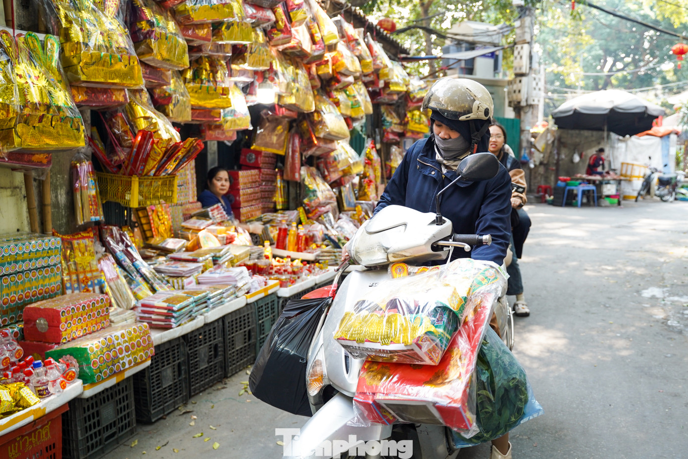 Đồ cúng trong ngày lễ ông Công, ông Táo thường có mâm cỗ chay hoặc mặn, trái cây và đồ vàng mã.