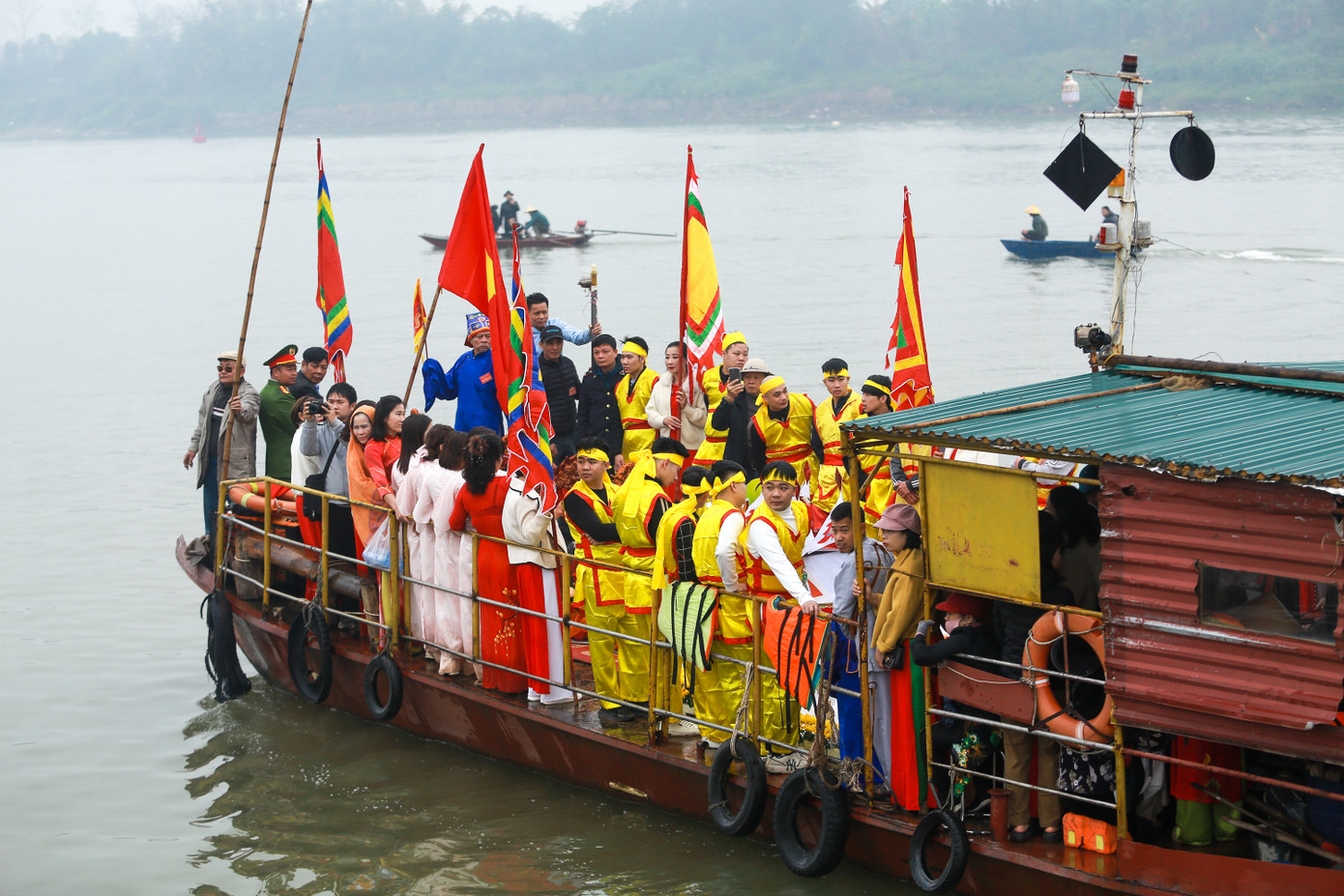 Ông Nguyễn Hoàng Tùng - Đại diện Ban Tổ chức lễ hội truyền thống làng Kim Lan cho biết: "Có 3 chiếc thuyền chở người, kiệu đi một vòng trên sông Hồng quanh địa phận thuyền lệnh sẽ đi đầu để thực hiện lễ cúng và múc nước."