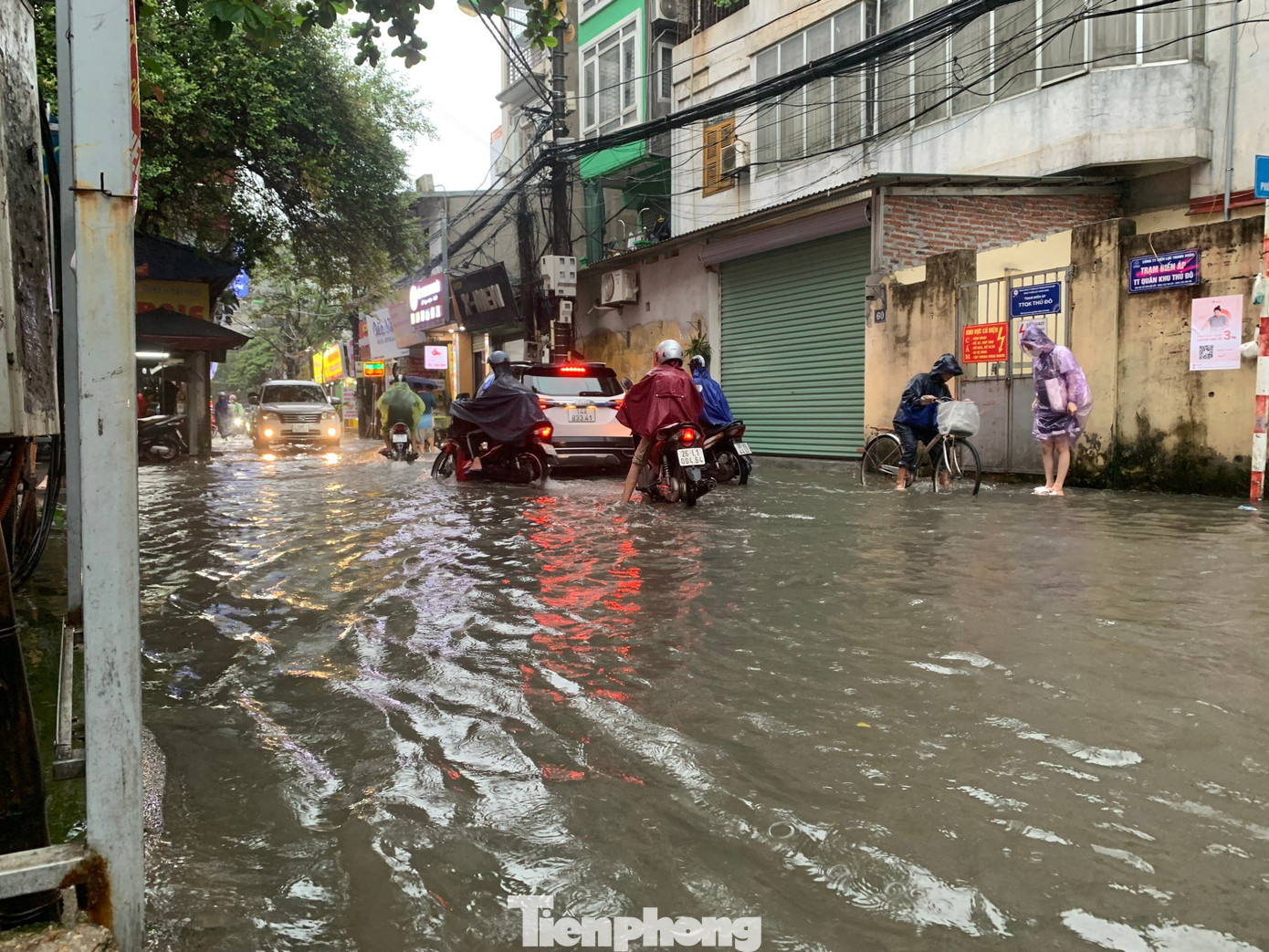 Phố Triều Khúc cũng ngập nhẹ. Đây là khu vực trũng, hệ thống thoát nước yếu nên thường xuyên ngập khi có mưa. Phố Triều Khúc cũng ngập nhẹ. Đây là khu vực trũng, hệ thống thoát nước yếu nên thường xuyên ngập khi có mưa.