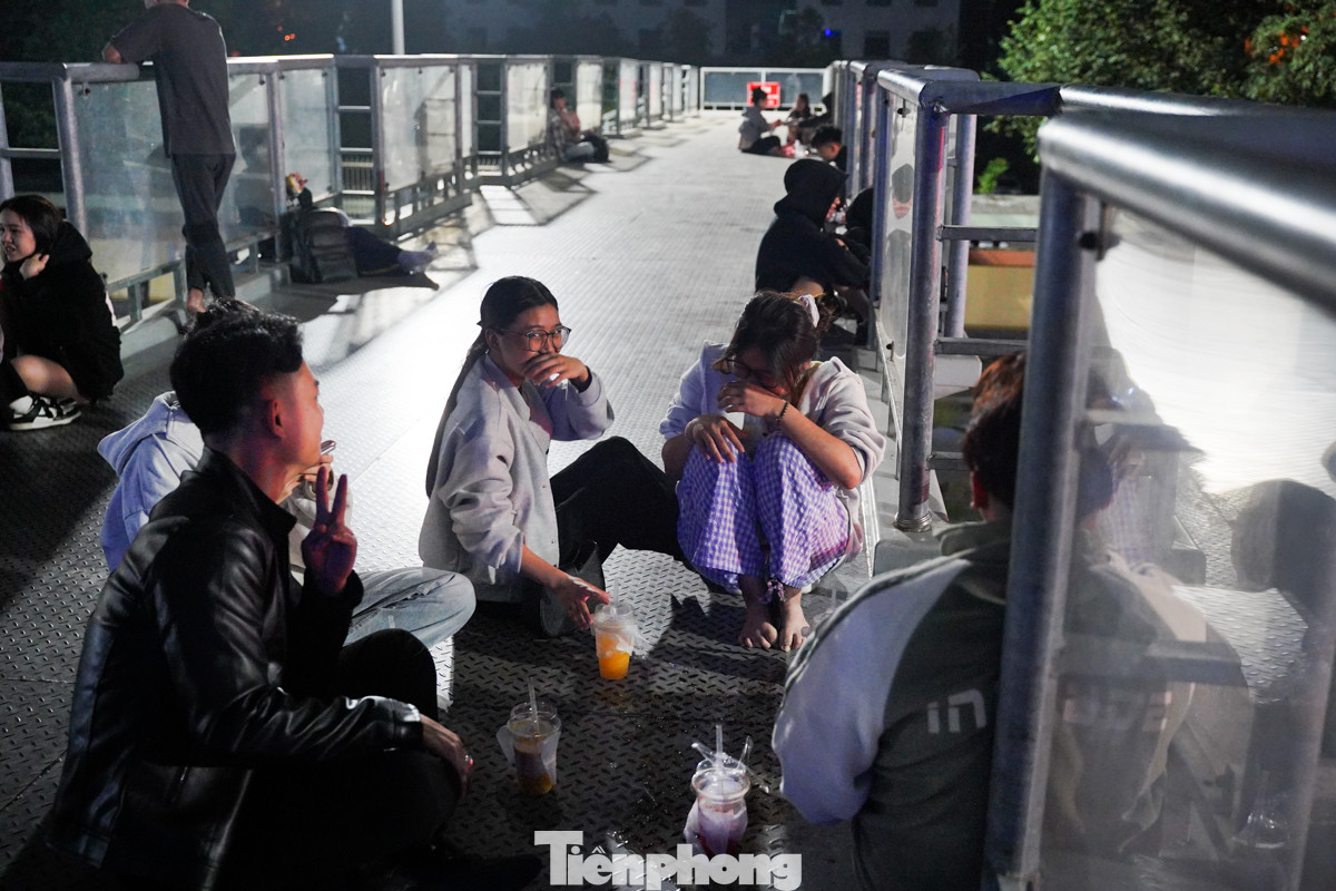 Cô Lê Thị Bích (quận Hà Đông) cho biết, tình trạng giới trẻ tụ tập trên cầu vượt khu vực này đã diễn ra trong nhiều năm qua và gần đây ngày càng gia tăng. "Nhiều nhóm bạn trẻ ăn uống, xả rác bừa bãi, hát hò ồn ào gây ảnh hưởng đến người dân quanh khu vực", cô Bích chia sẻ.