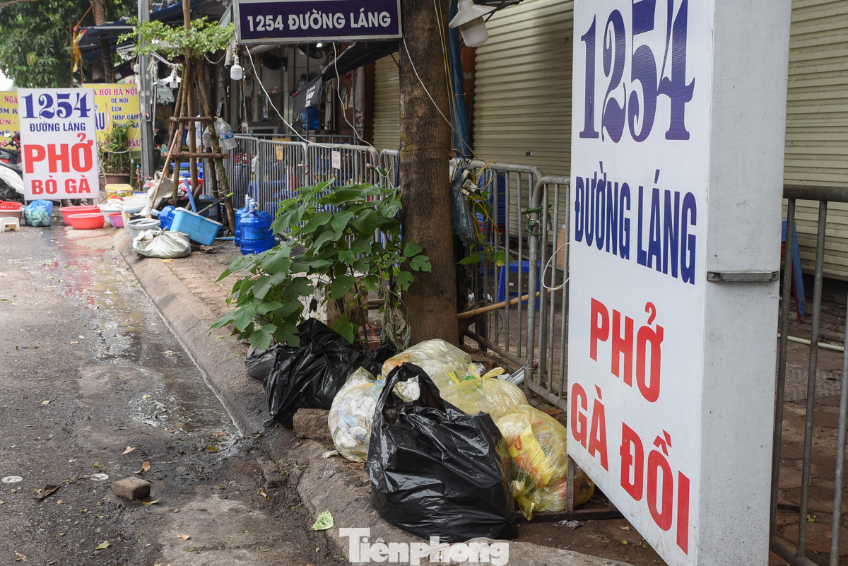 Hàng loạt túi nilong bốc mùi hôi thối được vứt bỏ tại 1254 đường Láng.