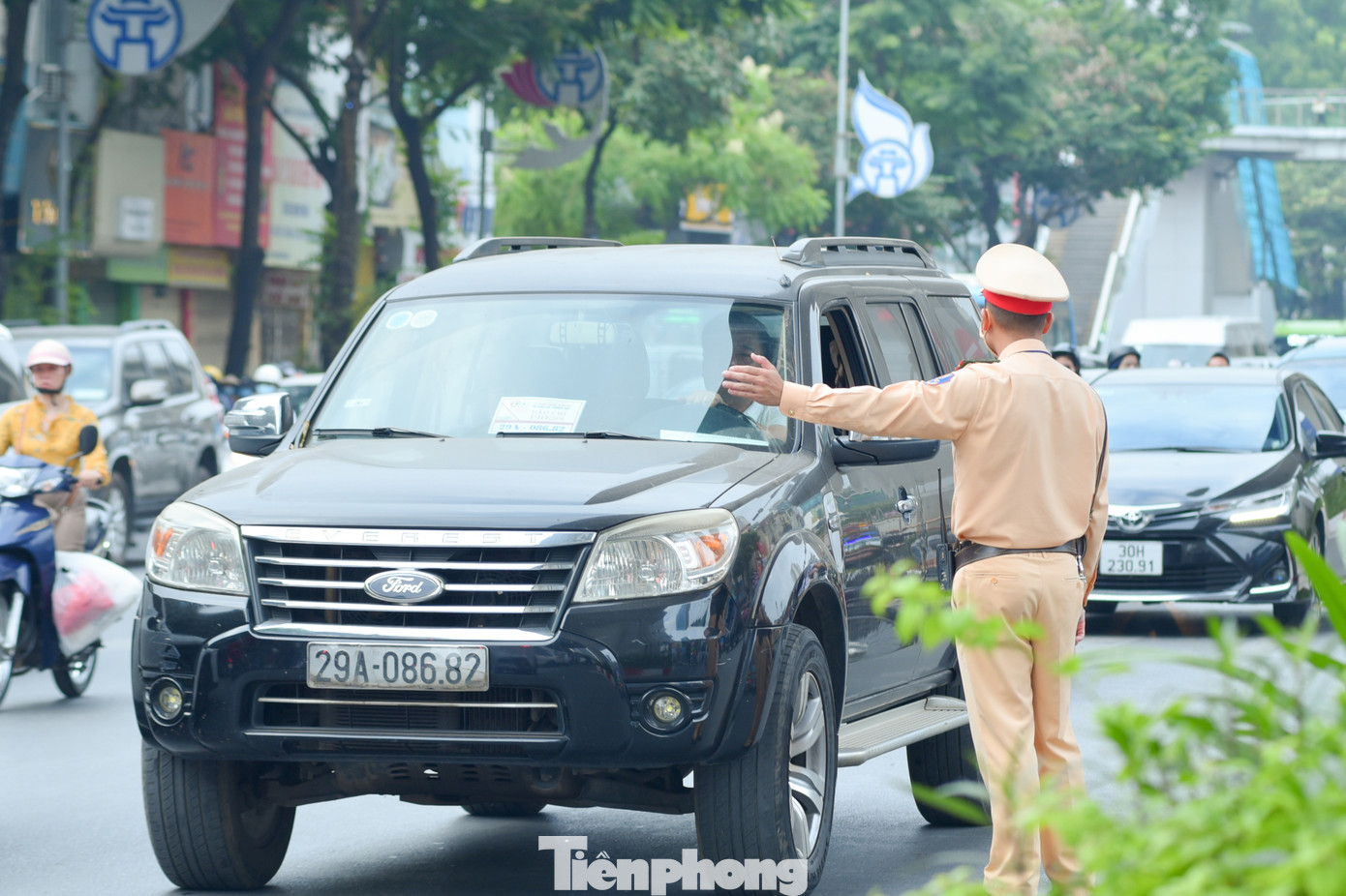 Lực lượng chức năng thường xuyên điều tiết giao thông tuy nhiên vào giờ cao điểm tình trạng ùn ứ vẫn xảy ra.