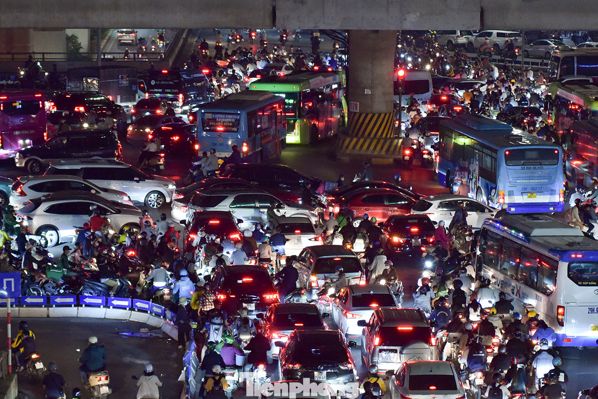 Một bộ phận người tham gia giao thông ý thức chưa cao dẫn đến tình trạng ô tô và xe máy đan xen, di chuyển không phân biệt làn đường.