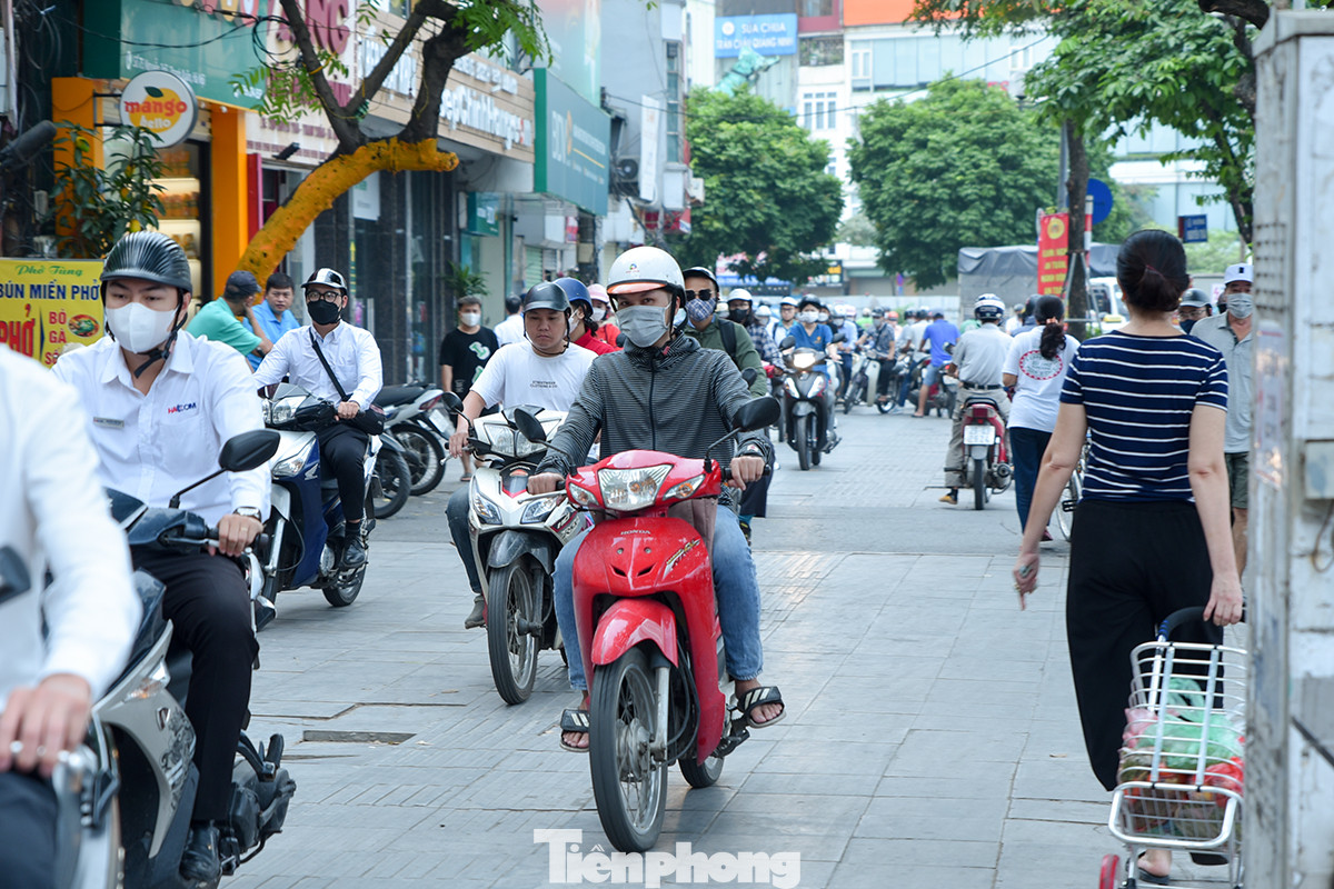 Ra đường mạnh ai nấy đi, khi xảy ùn tắc nhiều phương tiện còn di chuyển lên vỉa hè.