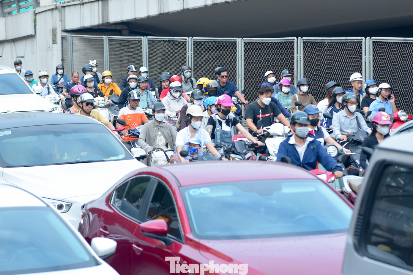 Xe máy bị ôtô bao vây.