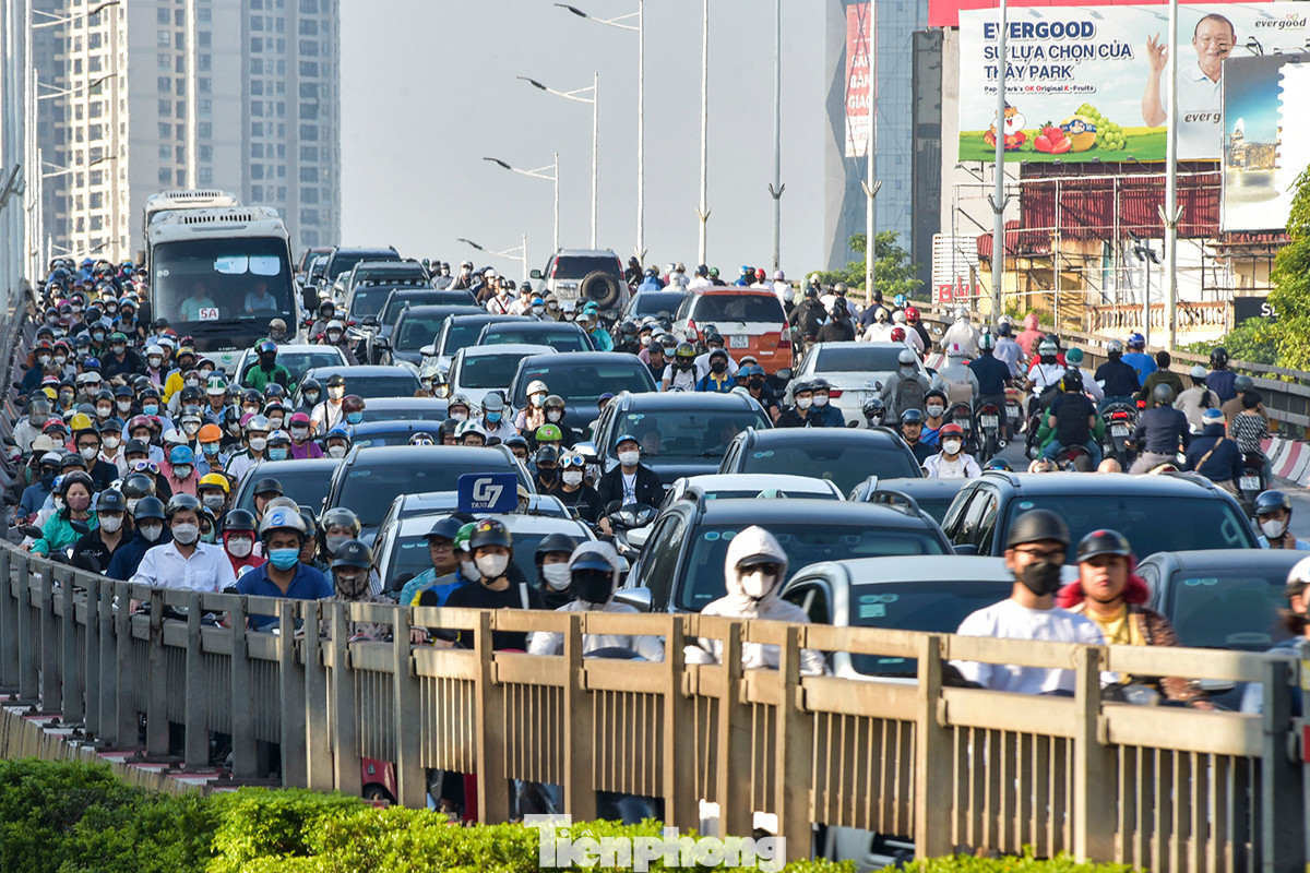 Bất chấp vi phạm, các phương tiện vẫn lấn làn nhau để có thể di chuyển nhanh hơn. Đặc biệt trên tuyến Vành đai 3 thường xuyên xuất hiện ôtô đi vào làn khẩn cấp.