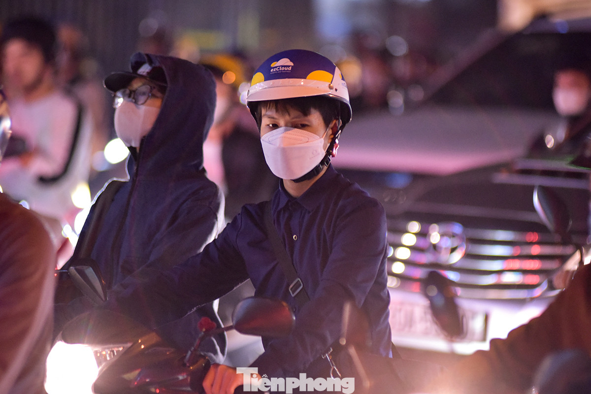 "Từ sáng đến tối Hà Nội lúc nào cũng trong tình trạng tắc đường, giao thông lộn xộn, Khi chiều về nhà luôn trong bộ dạng bơ phờ, quần áo ám mùi khói do nhiều giờ đồng hồ mắc kẹt trên đường", anh Nguyễn Minh Hiếu (SN 1998, ở Hà Nội) chia sẻ.