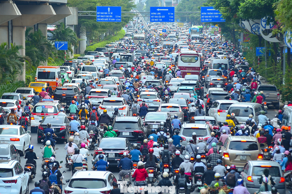 Các phương tiện "hòa lẫn" vào nhau trên đường Nguyễn Trãi.