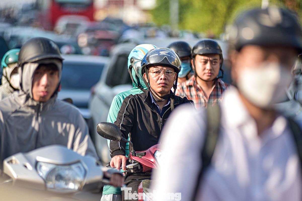 Nhiều người rất mệt mỏi khi phải nhích từng tý một trên đường giờ cao điểm.