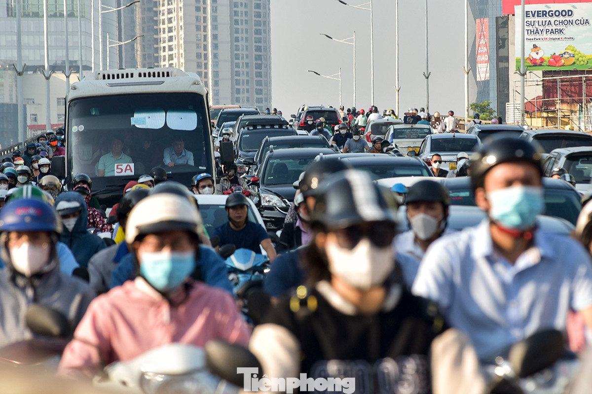 Ôtô nối đuôi nhau, dàn hàng ngang trên đường khiến người điều khiển xe máy phải cố gắng luồn lách qua các điểm hở để tìm lối thoát.