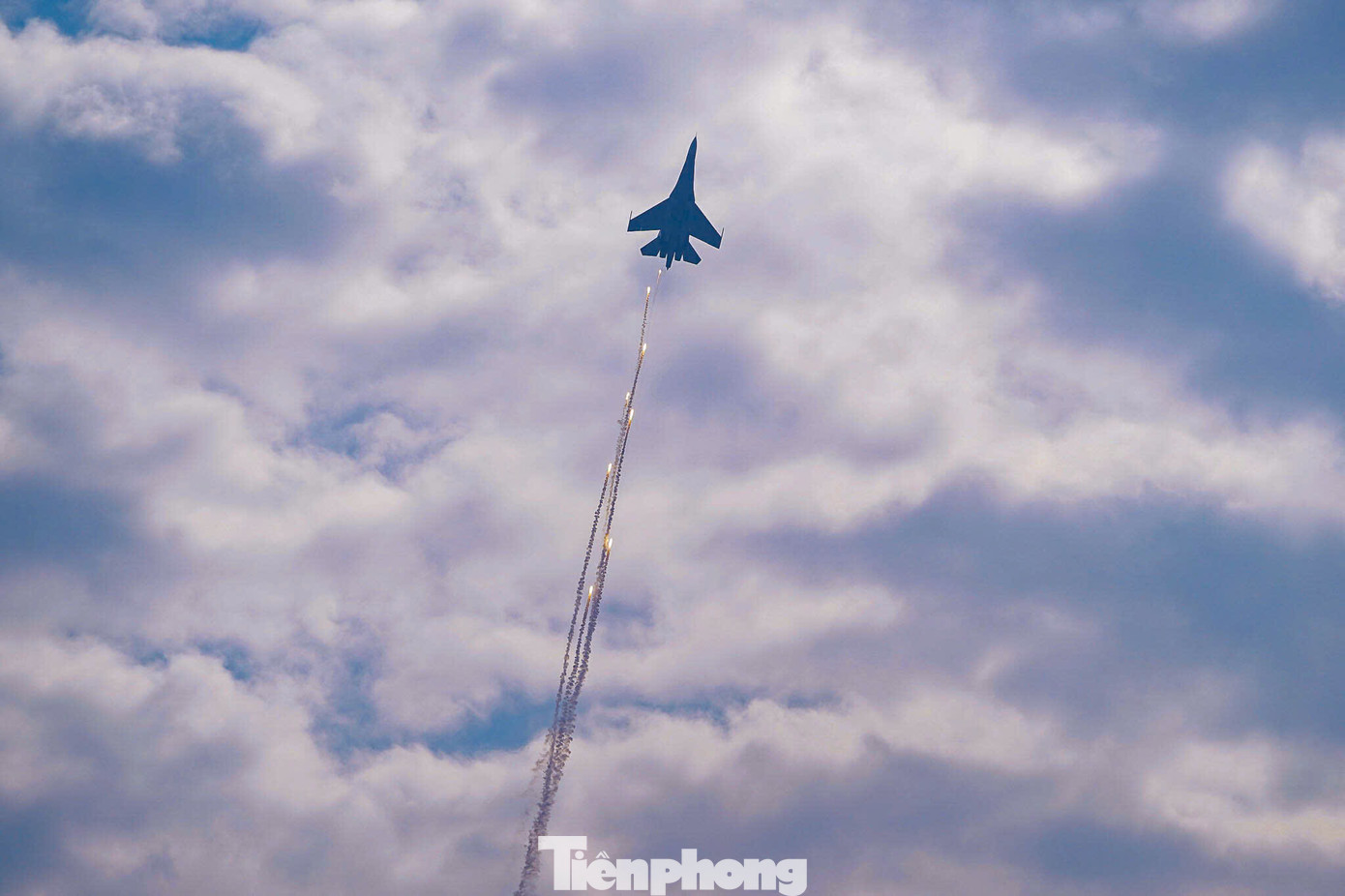 Chiếc tiêm kích Su-30MK2 lao vút lên bầu trời.