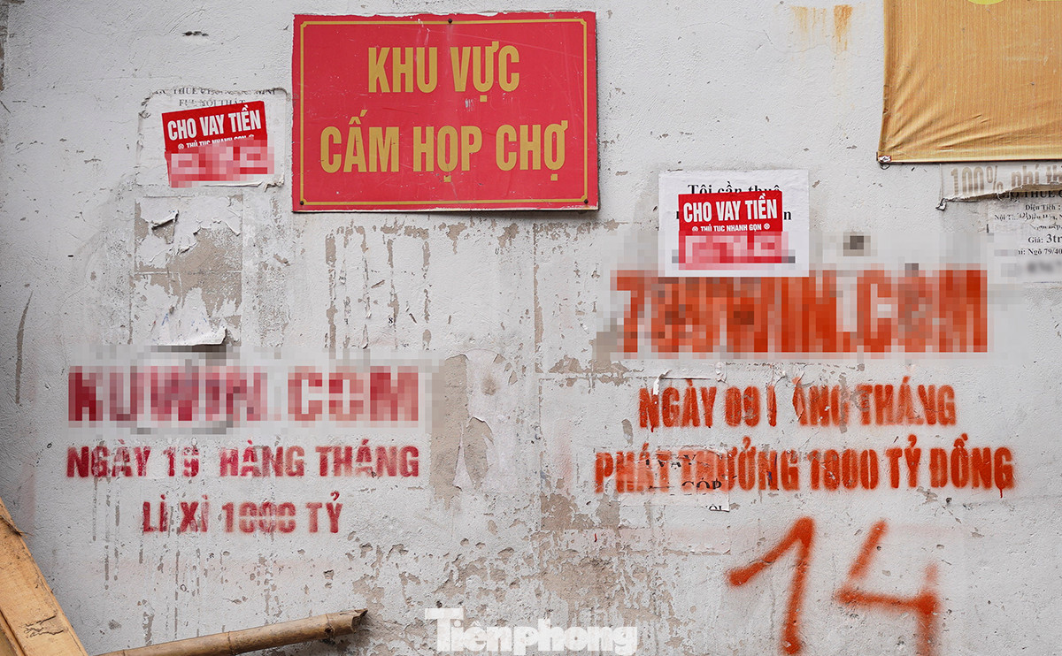 Chị Lê Thị Nga (ngõ 143 Quan Hoa) cho biết, các đối tượng thường sơn trong đêm lúc người dân đã đi ngủ. "Tôi lo lắng cho các con, các cháu khi nhìn thấy các quảng cáo này".