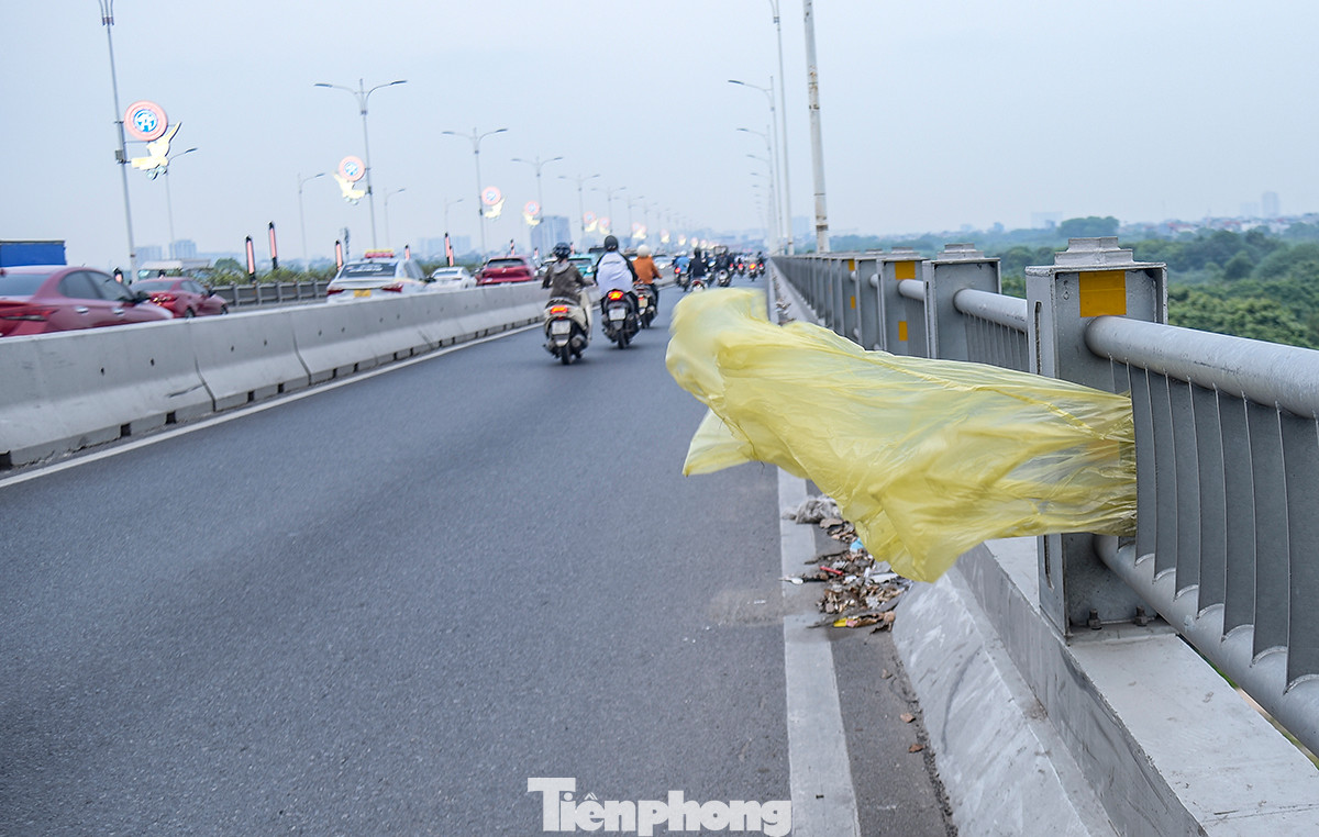 Phía trên cầu Vĩnh Tuy, túi nilong bị người dân vứt khắp cầu gây mất mỹ quan đô thị.