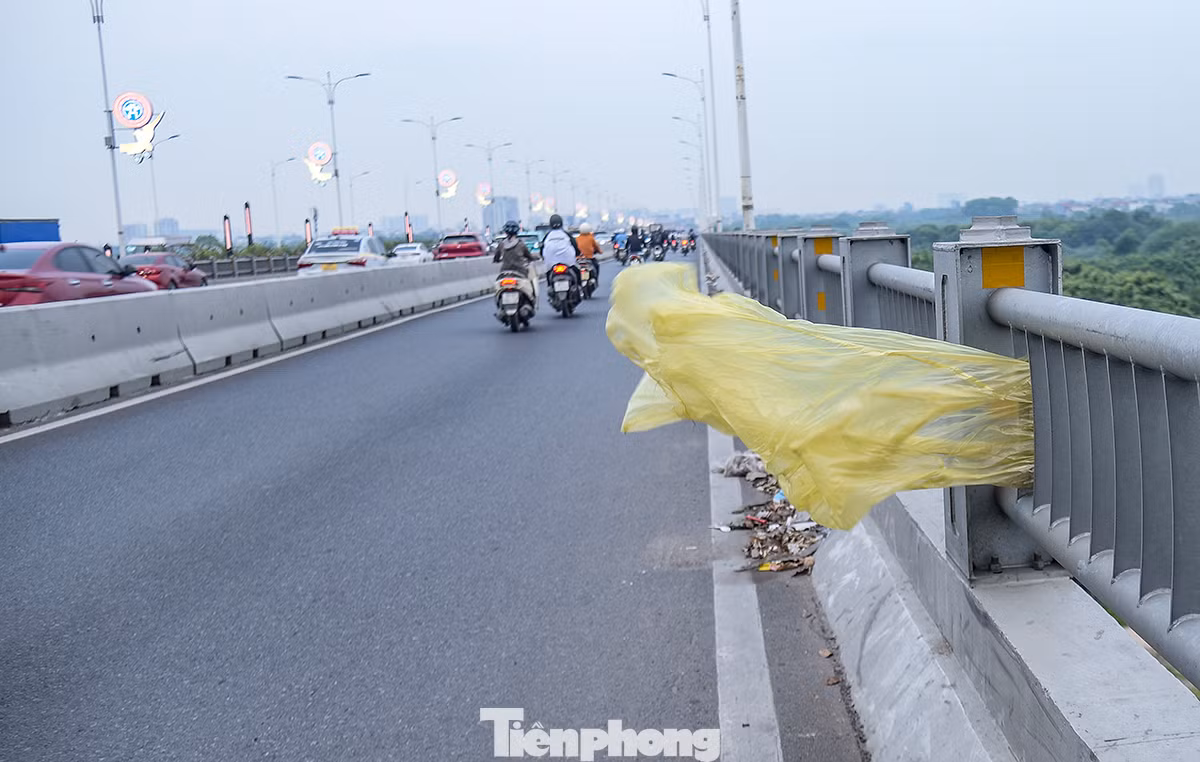 Phía trên cầu Vĩnh Tuy, túi nilong bị người dân vứt khắp cầu gây mất mỹ quan đô thị. Phía trên cầu Vĩnh Tuy, túi nilong bị người dân vứt khắp cầu gây mất mỹ quan đô thị.