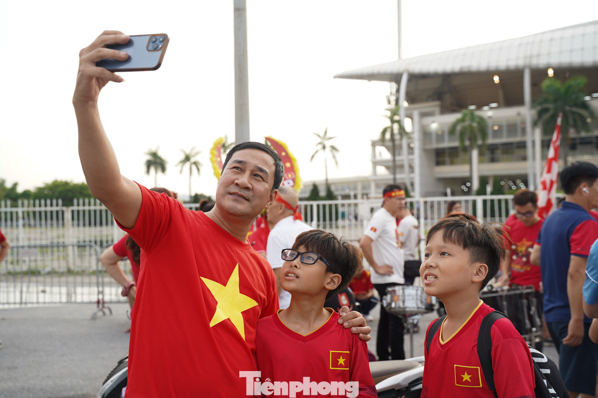 Ba bố con check-in trước khi vào sân.