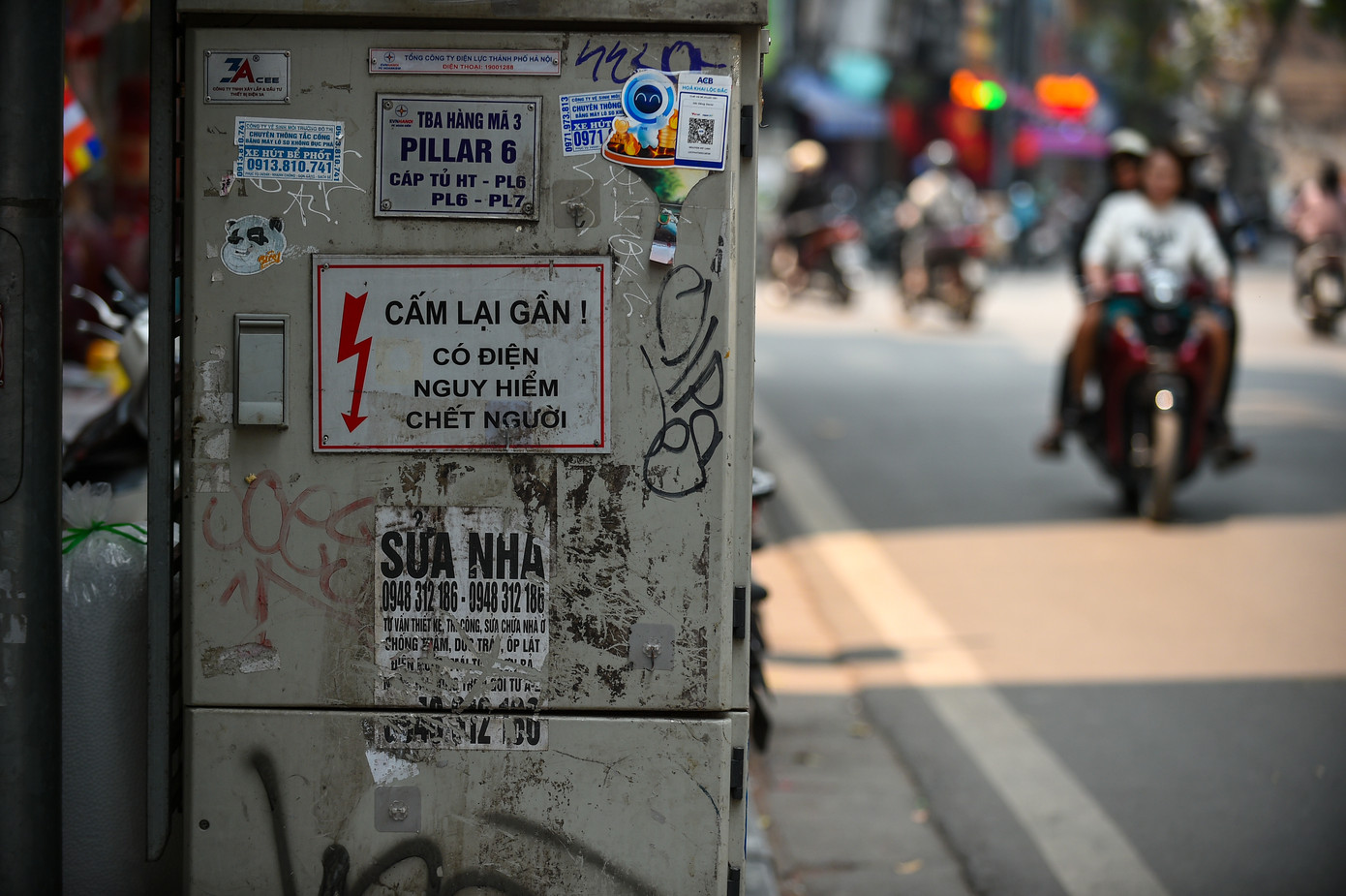 Nạn dán tờ rơi và vẽ bậy ở trạm biến áp, tủ điện đang khiến nhiều người dân bức xúc. Tình trạng dán trộm quảng cáo, vẽ bậy thường xảy ra vào ban đêm nên người dân khó ngăn chặn hoặc báo cho chính quyền.