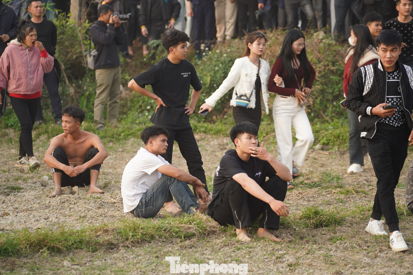 Nhiều người mệt lả sau khi tham gia cướp phết.