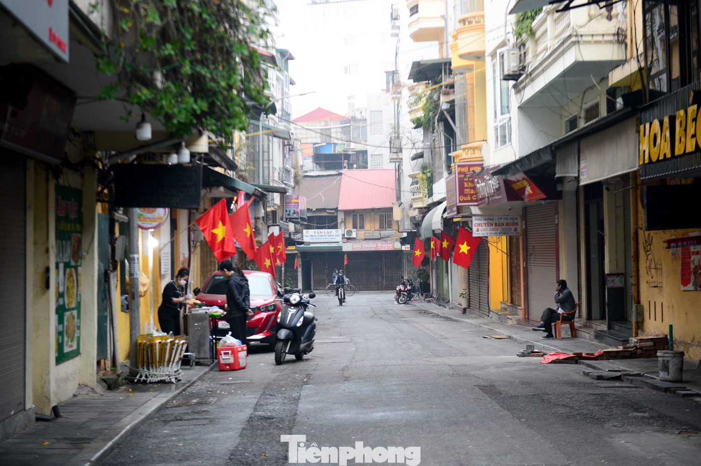 Sau một đêm phục vụ Countdown hết công suất, tiểu thương phố Hàng Quạt tạm đóng cửa.