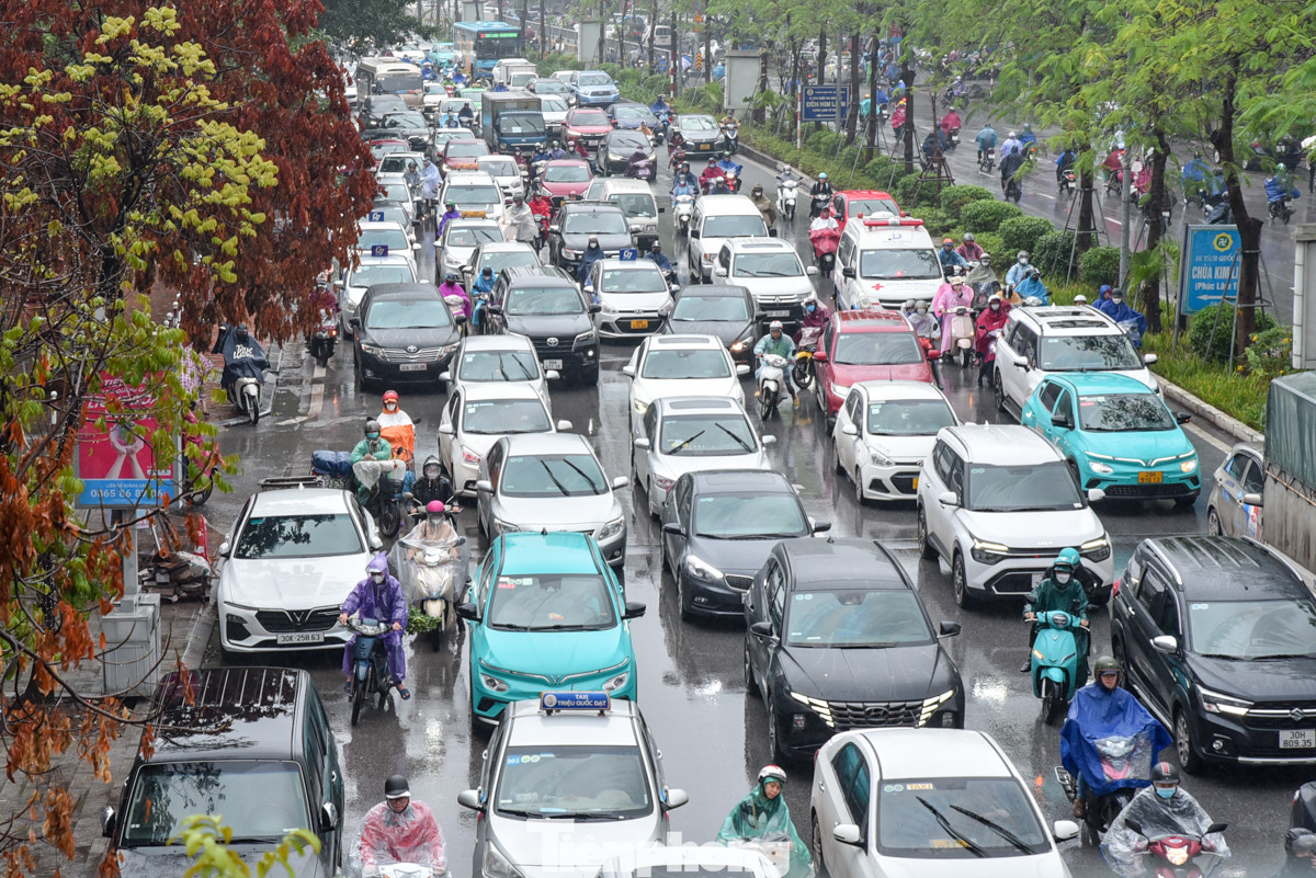 Những ngày qua, Hà Nội thời tiết mưa phùn. Ghi nhận khung giờ gần trưa hàng ngày, dù không phải giờ cao điểm tại đường Xã Đàn (quận Đống Đa) vẫn trong tình trạng tắc đường, dòng xe nhích từng tí một để di chuyển.