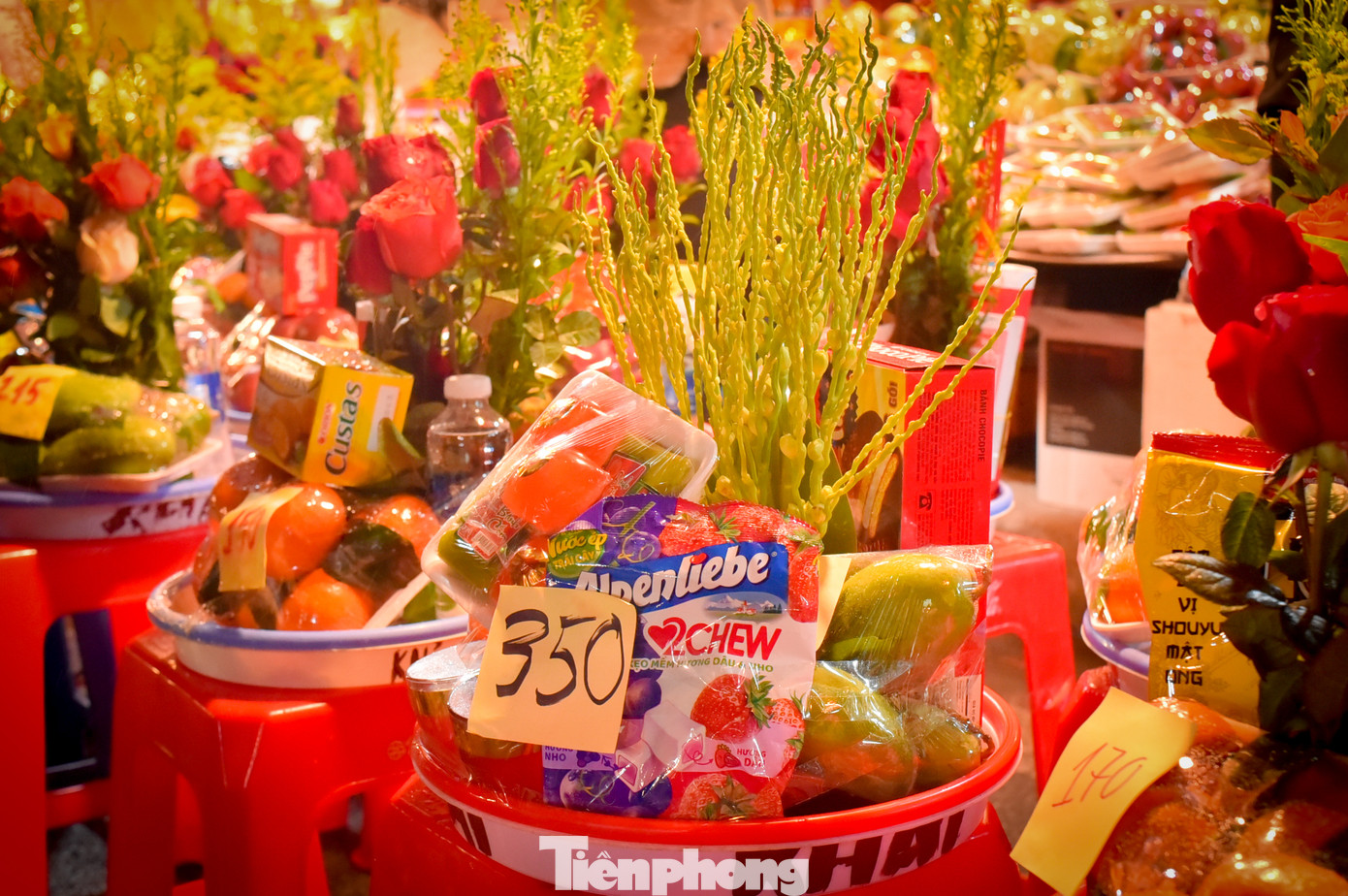 Người dân thông thường sẽ chuẩn bị lễ vật đơn giản, bao gồm: hoa tươi, hương, cau, trầu, bánh kẹo, trái cây, trà, nước... Mỗi phần lễ có giá từ 150.000 đến 400.000 đồng.