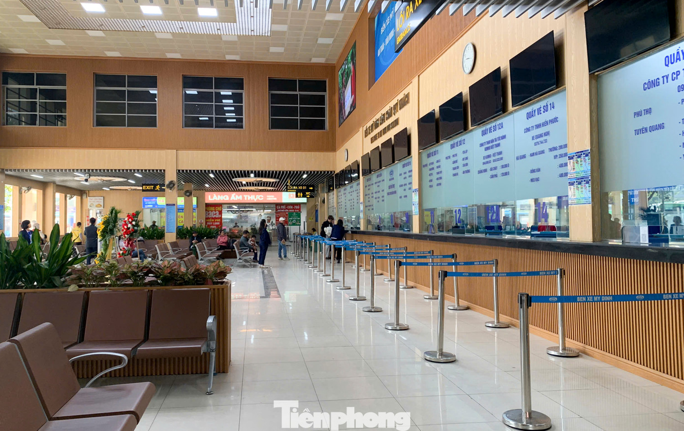 Tại bến xe Mỹ Đình, theo ghi nhận, các khu vực quầy bán vé và khu vực nhà xe vẫn chưa đông.