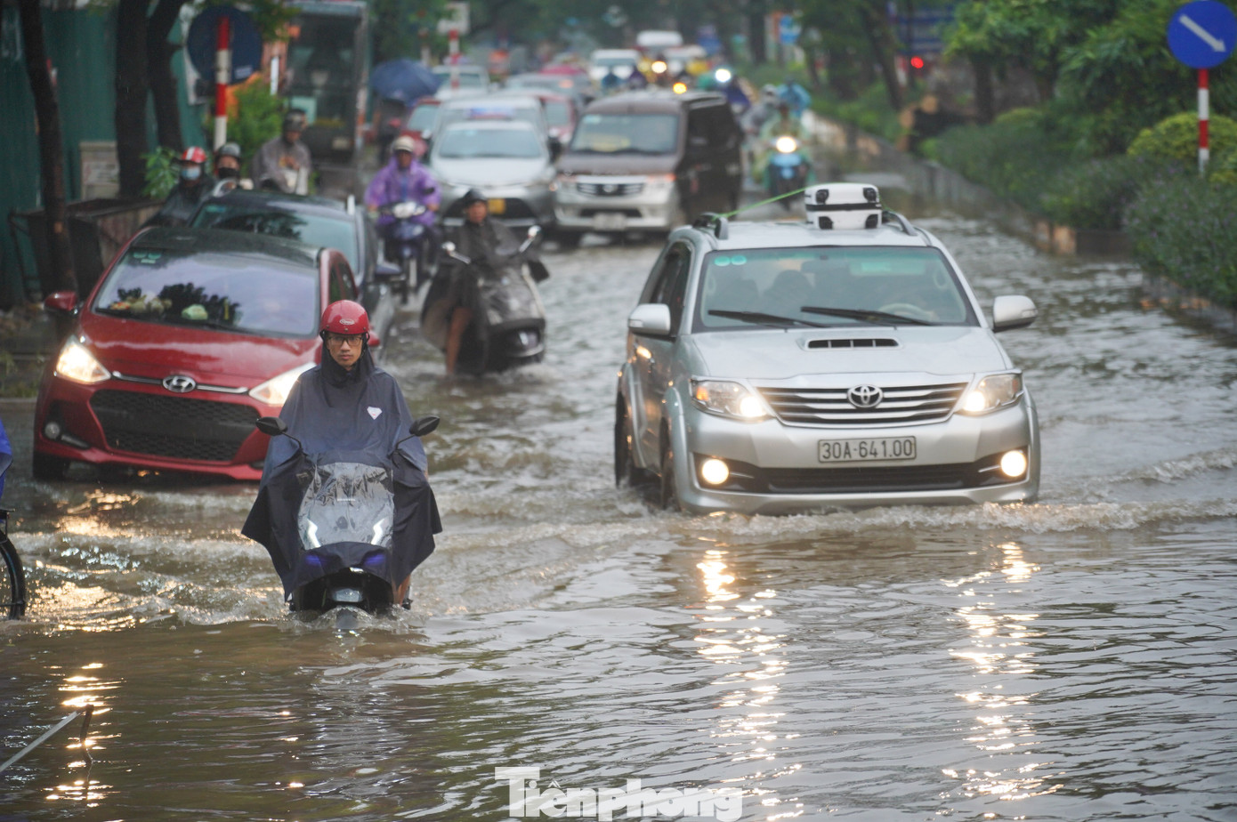 Nhiều người tỏ ra mệt mỏi vì gặp cảnh tắc đường cùng với ngập từ sớm. Nhiều người tỏ ra mệt mỏi vì gặp cảnh tắc đường cùng với ngập từ sớm.