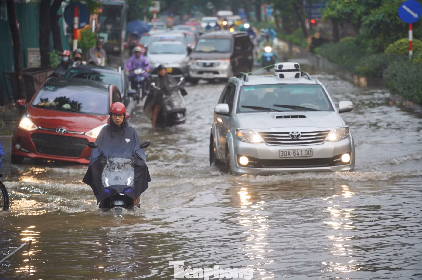 Nhiều người tỏ ra mệt mỏi vì gặp cảnh tắc đường cùng với ngập từ sớm.