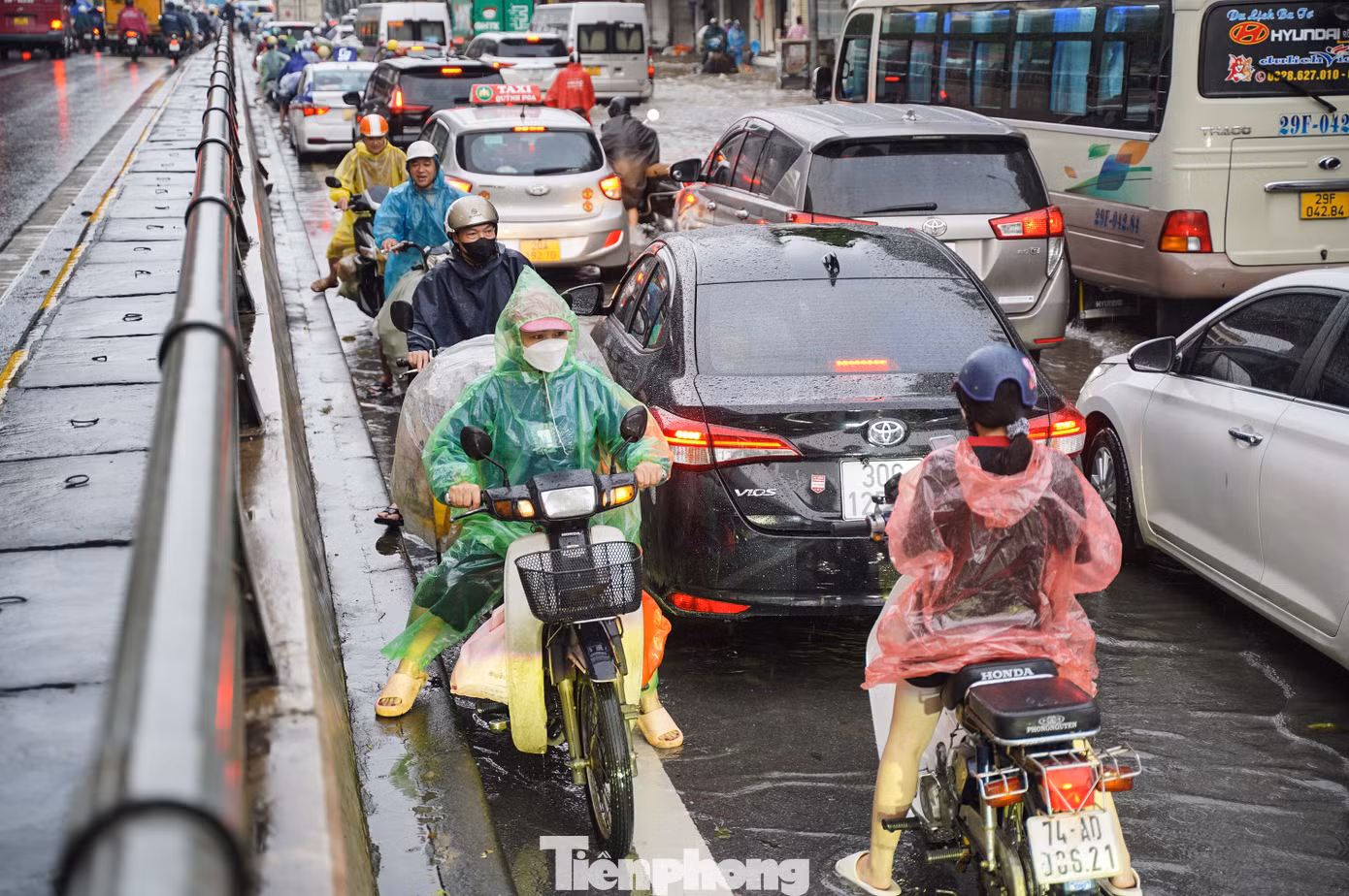 Nhiều dòng xe nối đuôi nhau đi ngược chiều vì đường ngập không đi được.