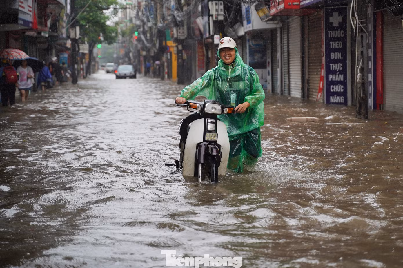 Mưa lớn khiến đường Lương Thế Vinh ngập sâu, nhiều xe máy chết máy khi cố gắng vượt qua. "Nước phải hơn 50 cm, xe tôi chết máy dắt bộ được 1km rồi", anh Lâm (Nam Từ Liêm) cho biết.