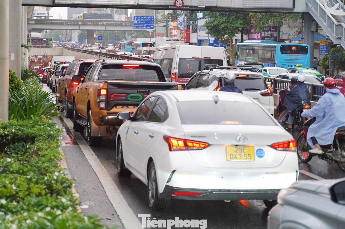 Hầm chui Thanh Xuân tắc dài 2km từ lúc 6 giờ. Hầm chui Thanh Xuân tắc dài 2km từ lúc 6 giờ.