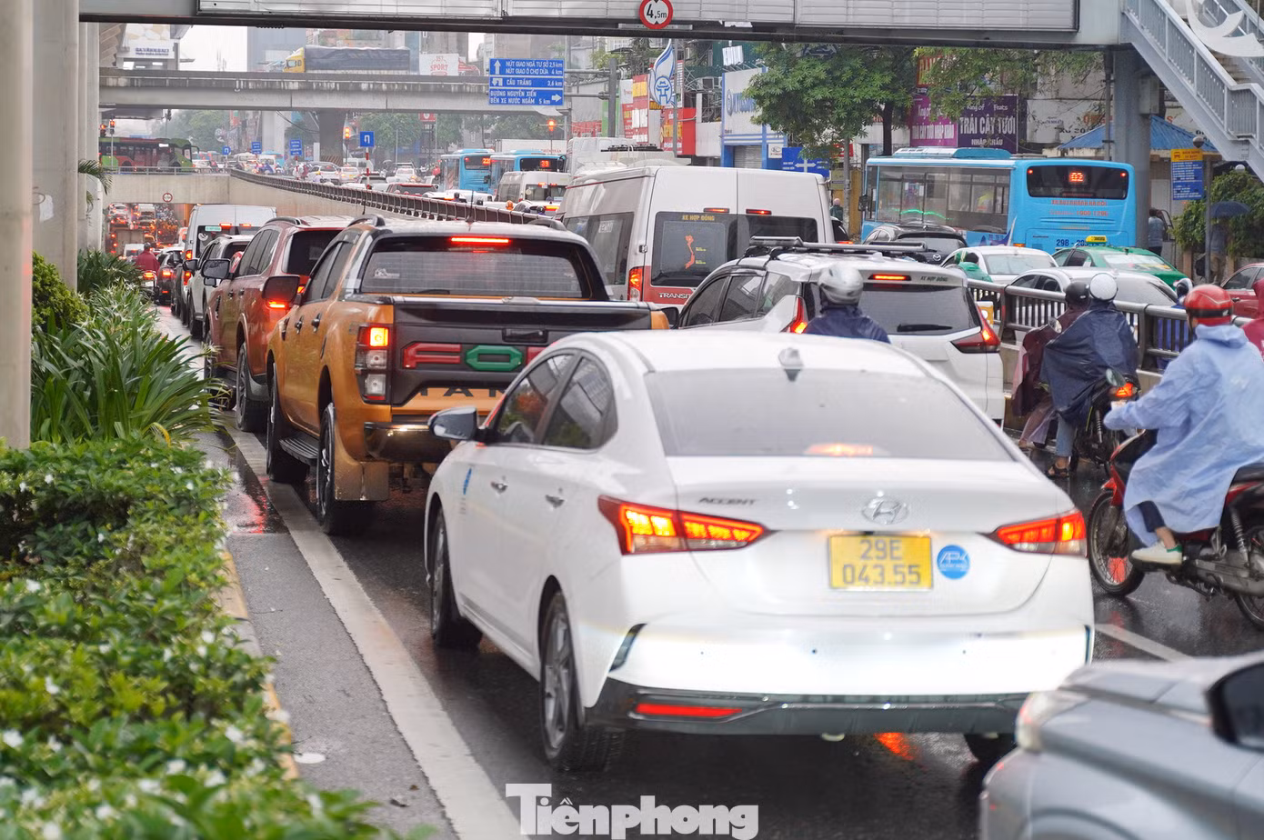 Hầm chui Thanh Xuân tắc dài 2km từ lúc 6 giờ.