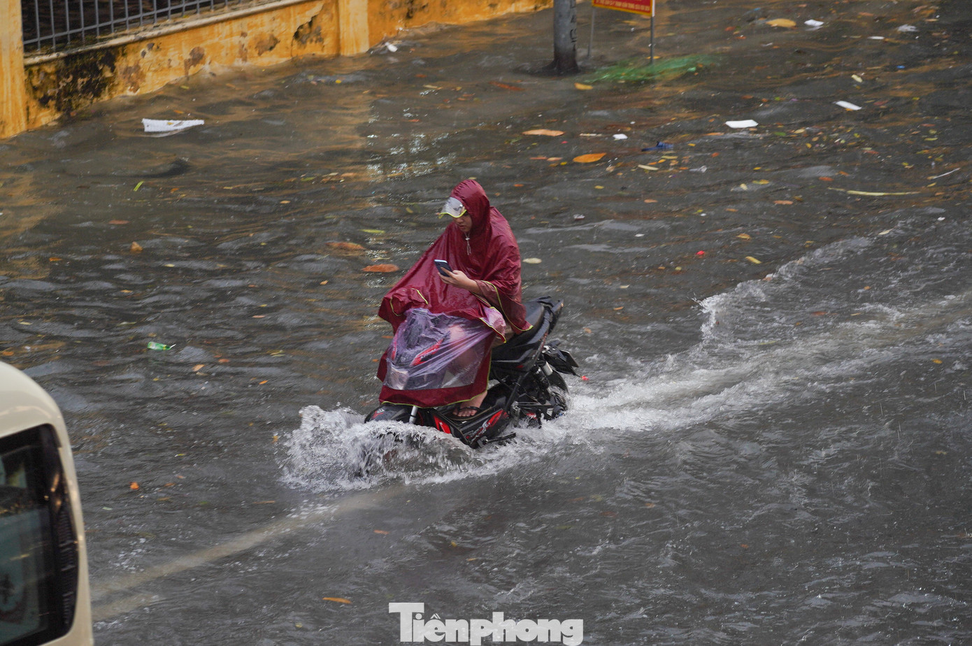 Nước ngập đến nửa bánh xe. Nước ngập đến nửa bánh xe.